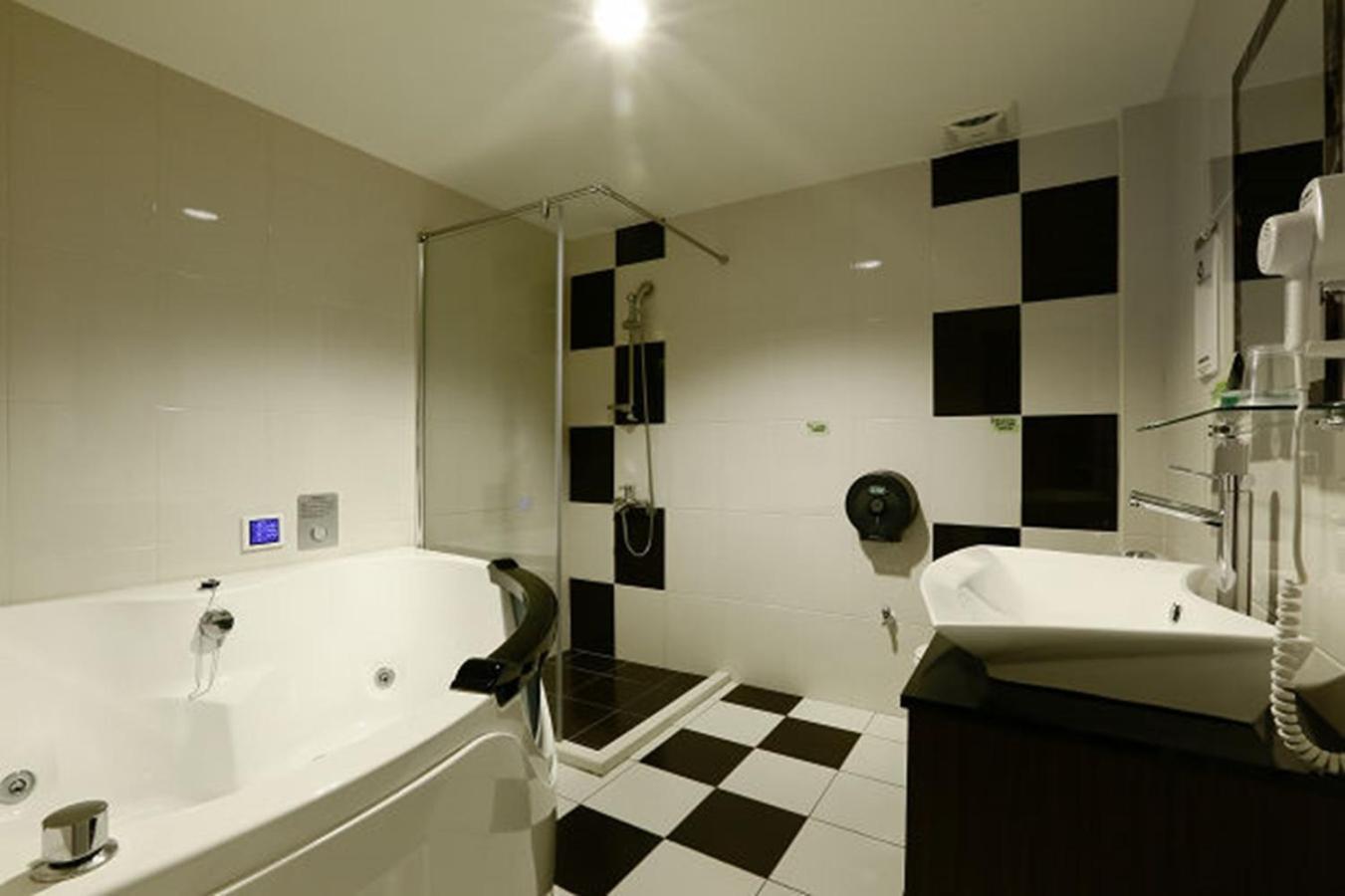 Hua Xiang Motel - Arena Kaohsiung Exteriör bild